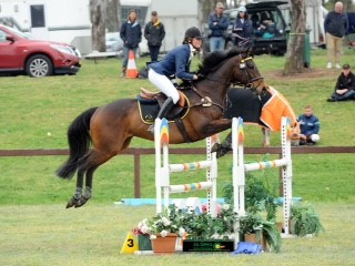 Evie Ipsen competing in national showjumping championship